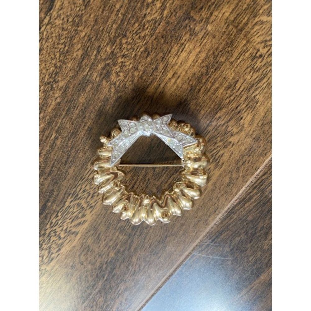 Christmas wreath gold and crystal like bow pin brooch